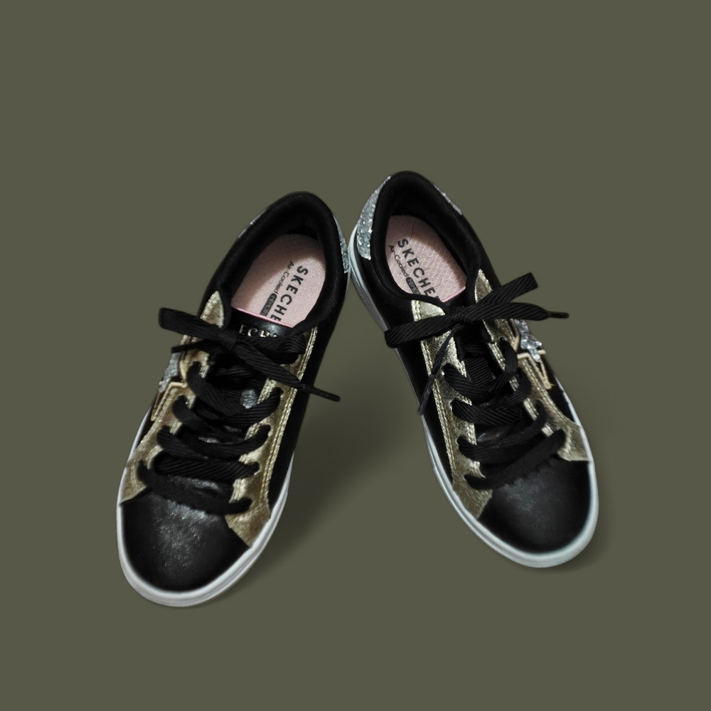Skechers black sneakers for girls. Size 13.5
